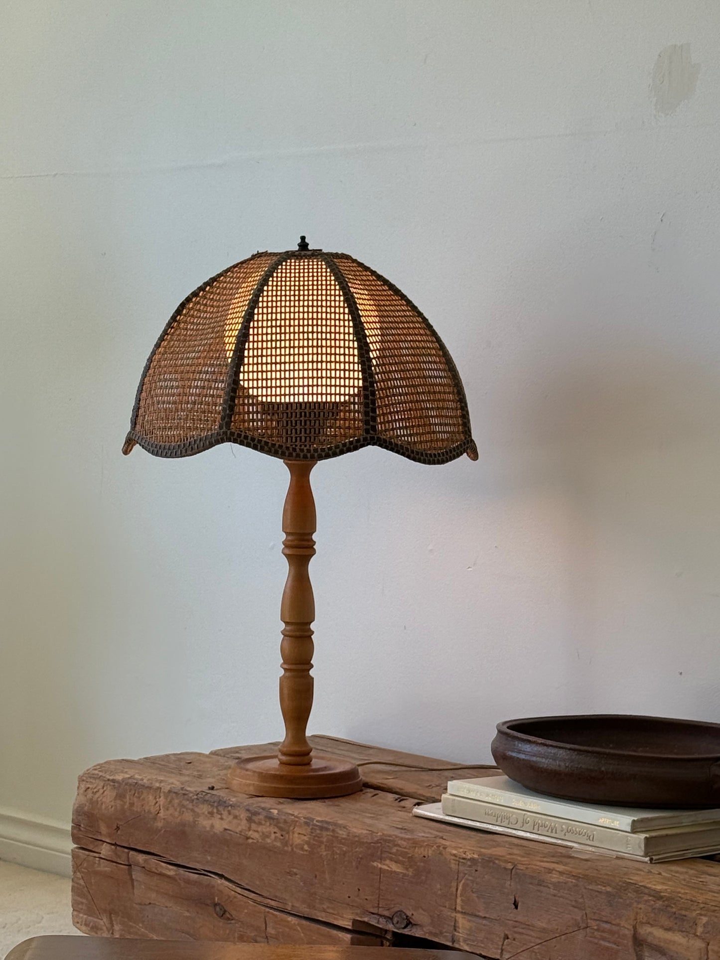 VINTAGE MID CENTURY MODERN WICKER TABLE LAMP