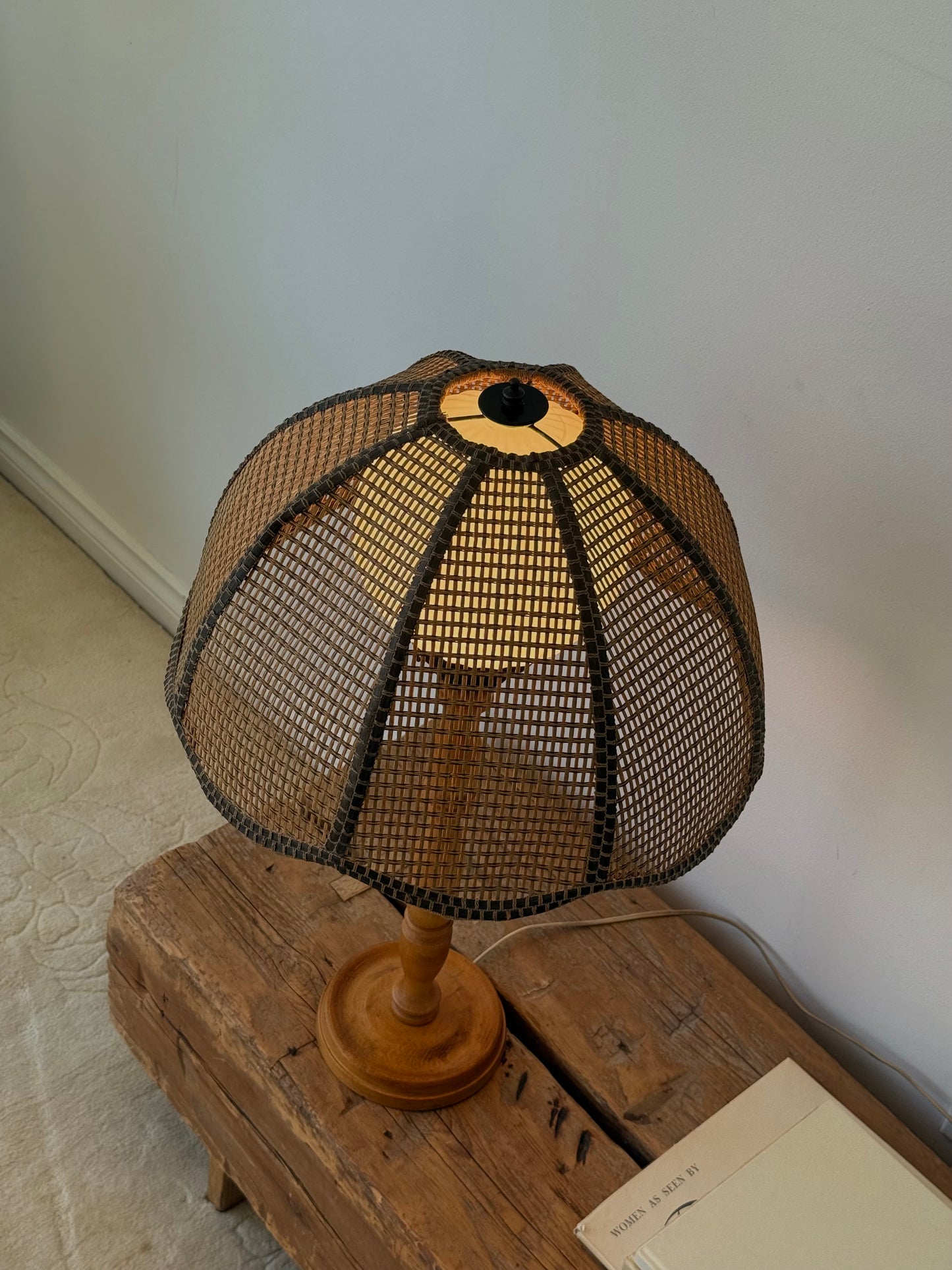VINTAGE MID CENTURY MODERN WICKER TABLE LAMP