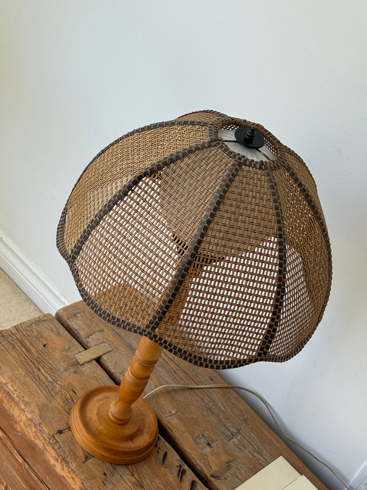 VINTAGE MID CENTURY MODERN WICKER TABLE LAMP