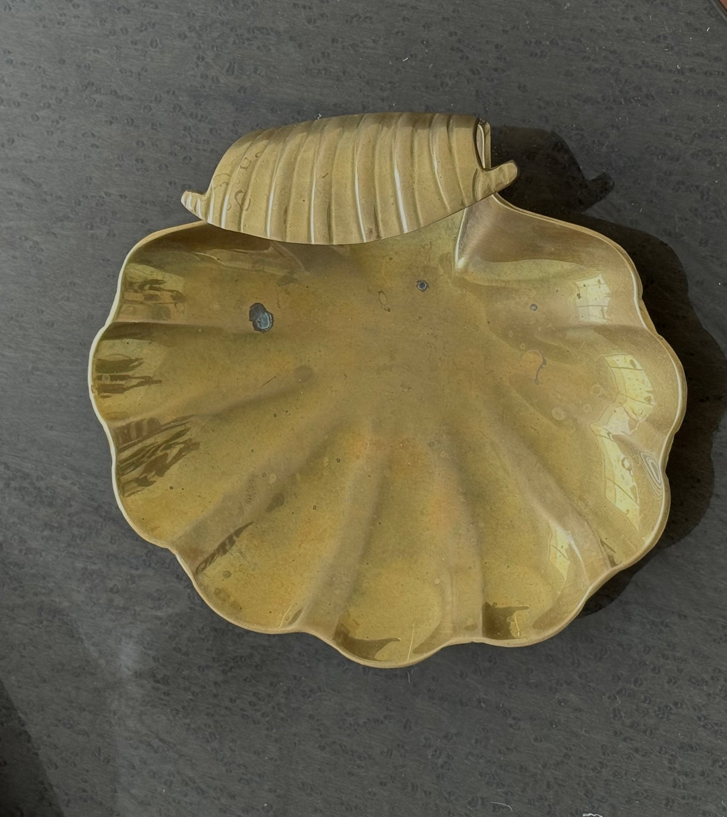 VINTAGE BRASS CLAM SHELL