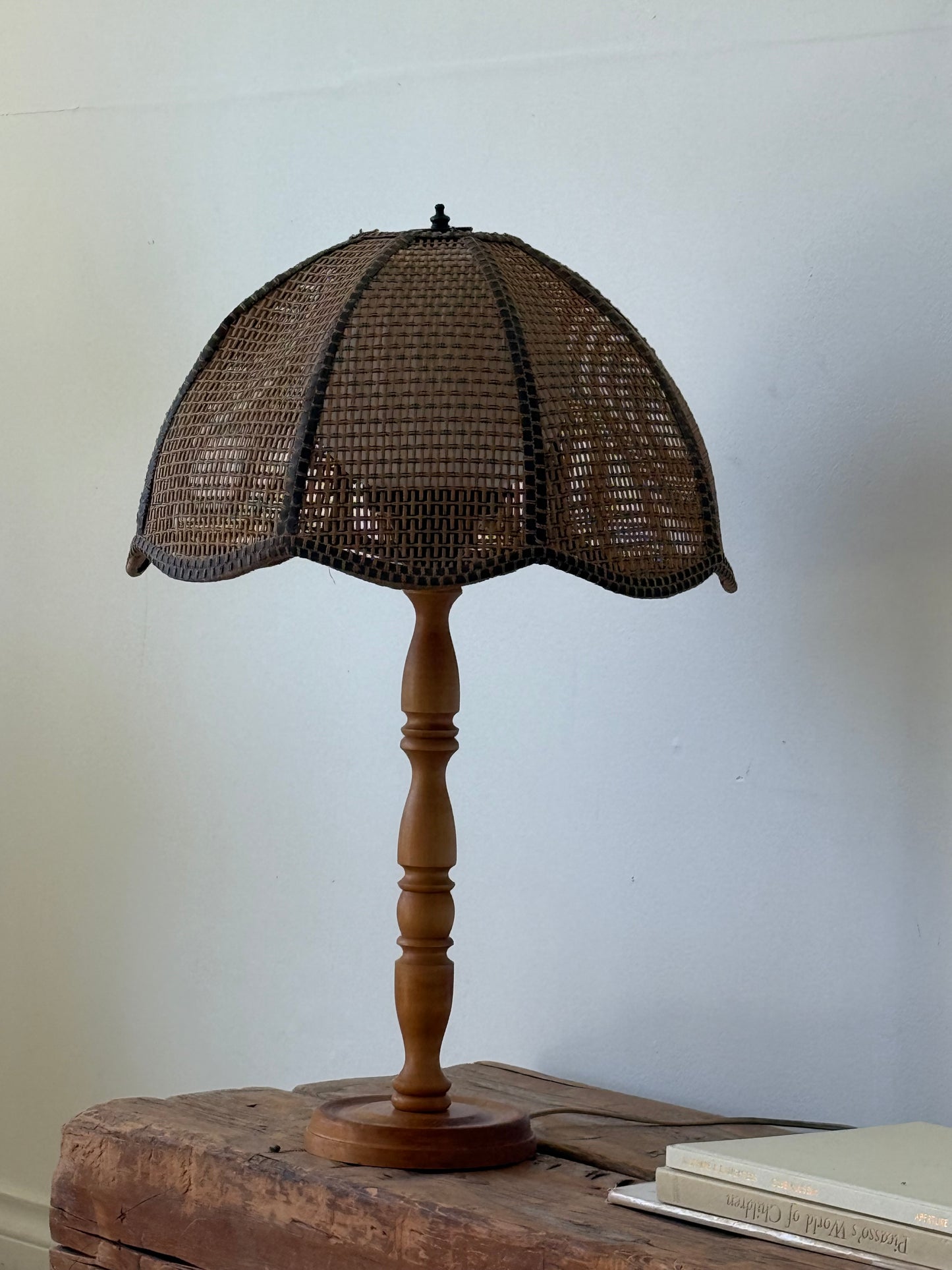 VINTAGE MID CENTURY MODERN WICKER TABLE LAMP