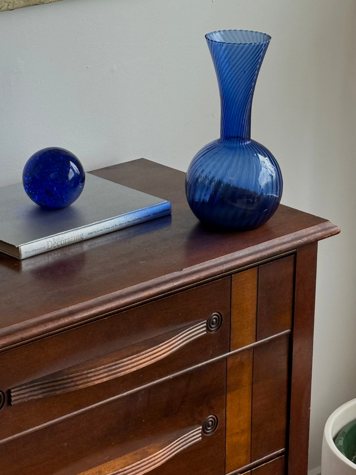 VINTAGE GLASS VASE