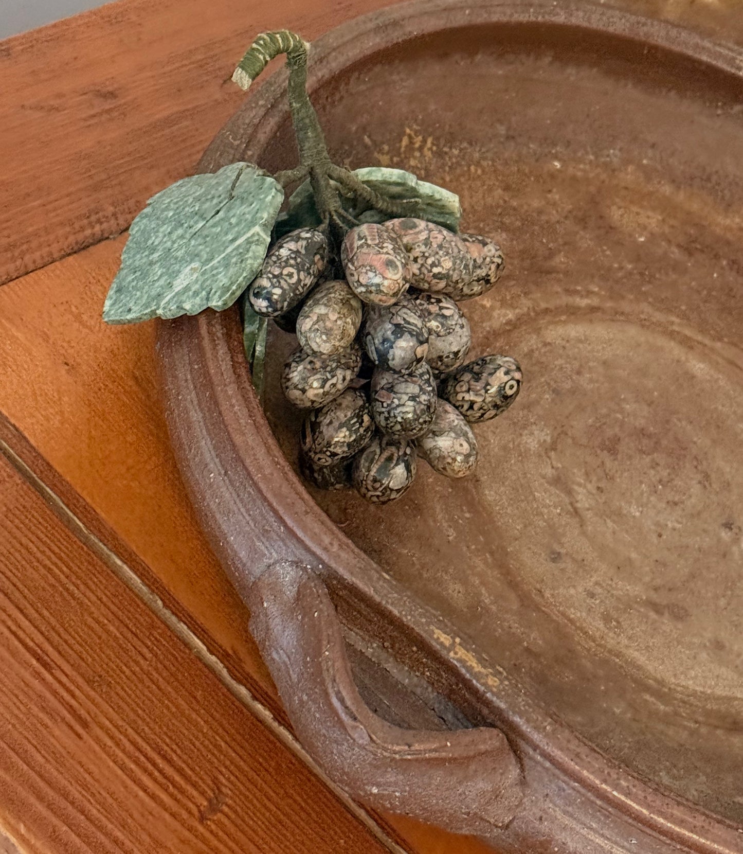 VNTG Decorative Stone Grapes
