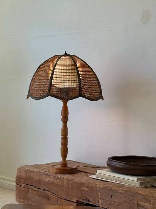 VINTAGE MID CENTURY MODERN WICKER TABLE LAMP