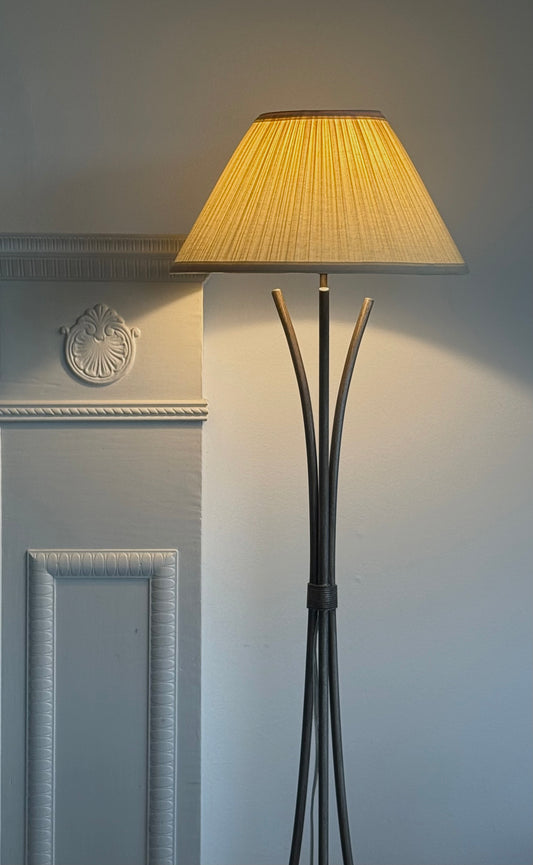 POST MOD TRIPOD LAMP