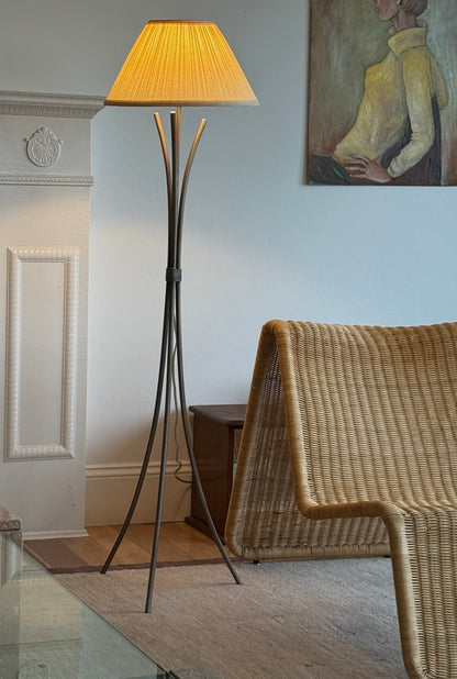 POST MOD TRIPOD LAMP