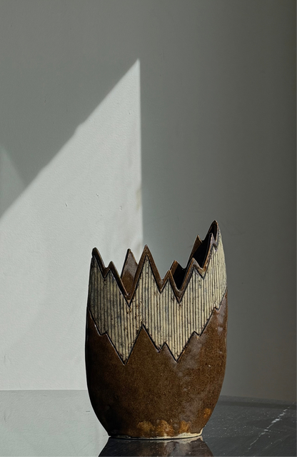 1987 POTTERY VASE